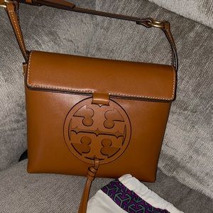Miller Crossbody— color: Aged Camello